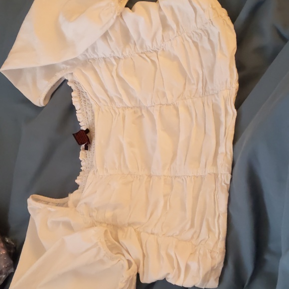 It's pink, white ruched top with elastic in back, puffy sleeves crop top size L - Picture 7 of 10